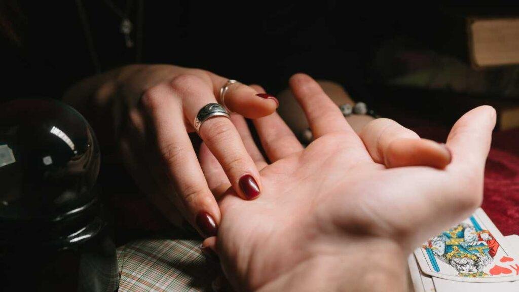 8 Signs on Your Palm That Indicate You Are Going to Live a Richie Rich Life